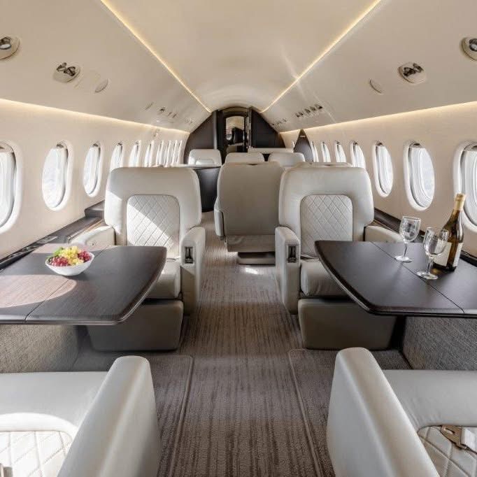 Wide cabin with dining and lounge