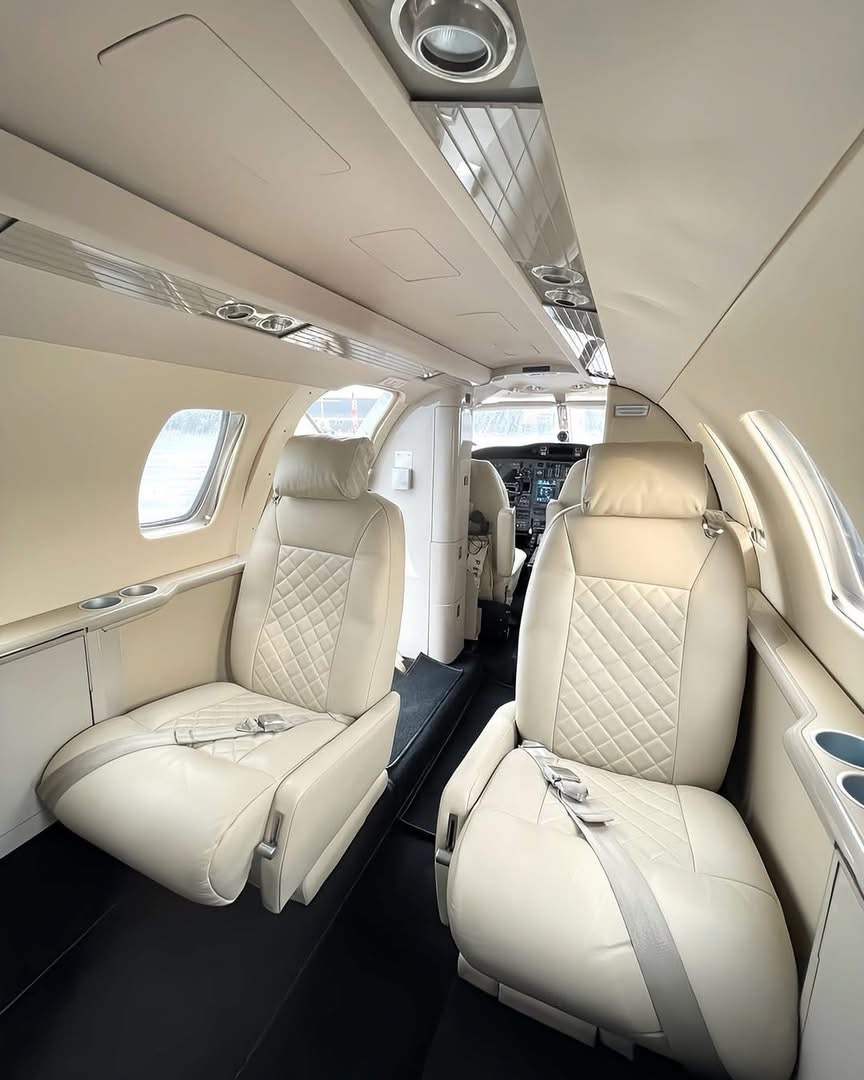 Light-jet club seats in cream leather