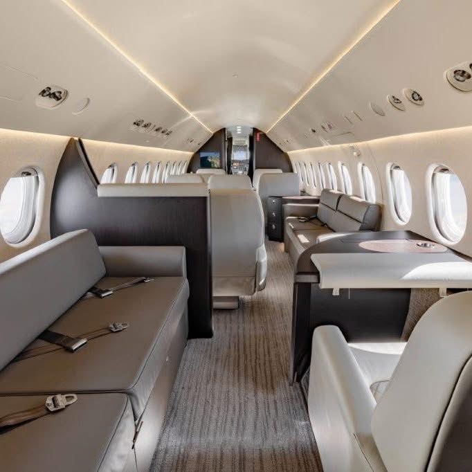 Mid-cabin lounge seating