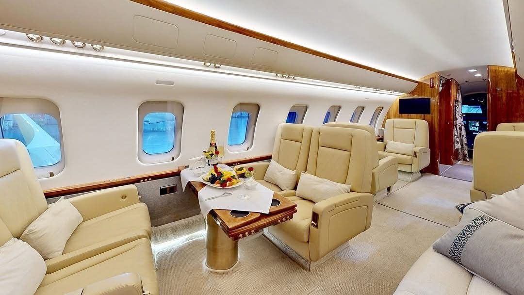 Lounge with champagne and fruit service
